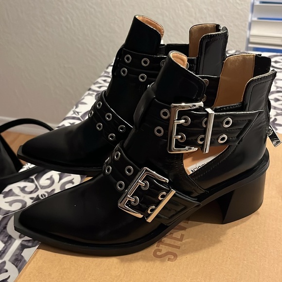 Steve Madden Shoes - New Steve Madden booties black 8